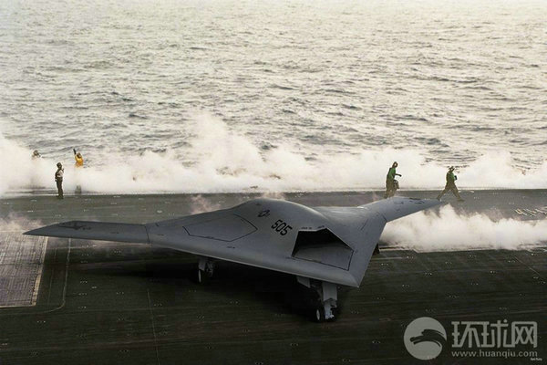 資料圖：X-47B無人機在林肯號航母上進行系統(tǒng)連接測試。