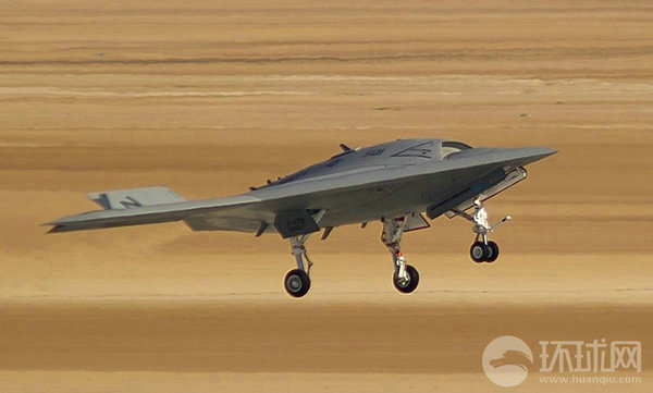 資料圖：X-47B無人機(jī)進(jìn)行飛行測試。