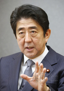 日本首相安倍晉三24日在官邸接受共同社采訪。