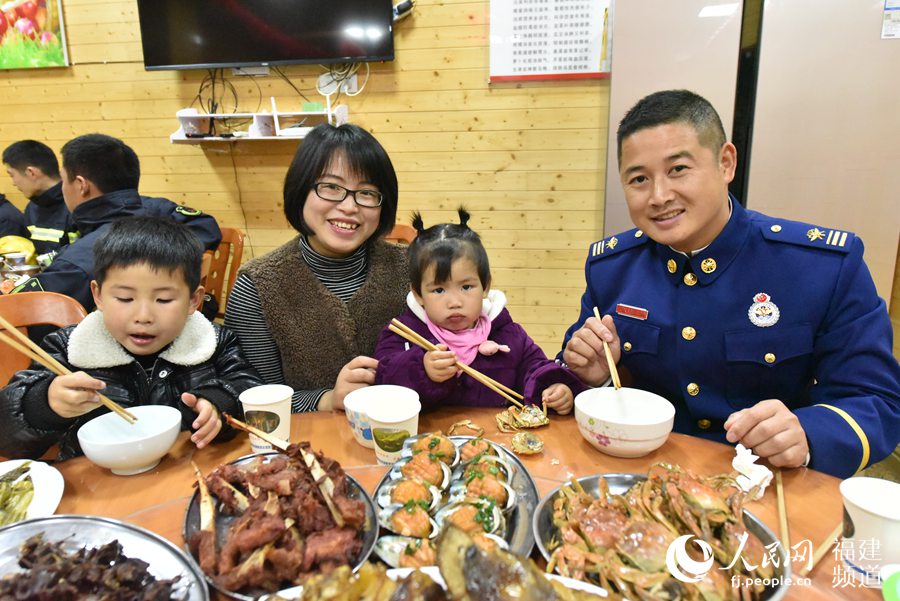 賴建華的妻兒是春運(yùn)的逆行者，今年過年來到大隊(duì)和他一起過年。 余杉芳攝