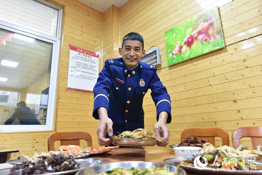 年夜飯不乏螃蟹這樣的海鮮。 余杉芳攝