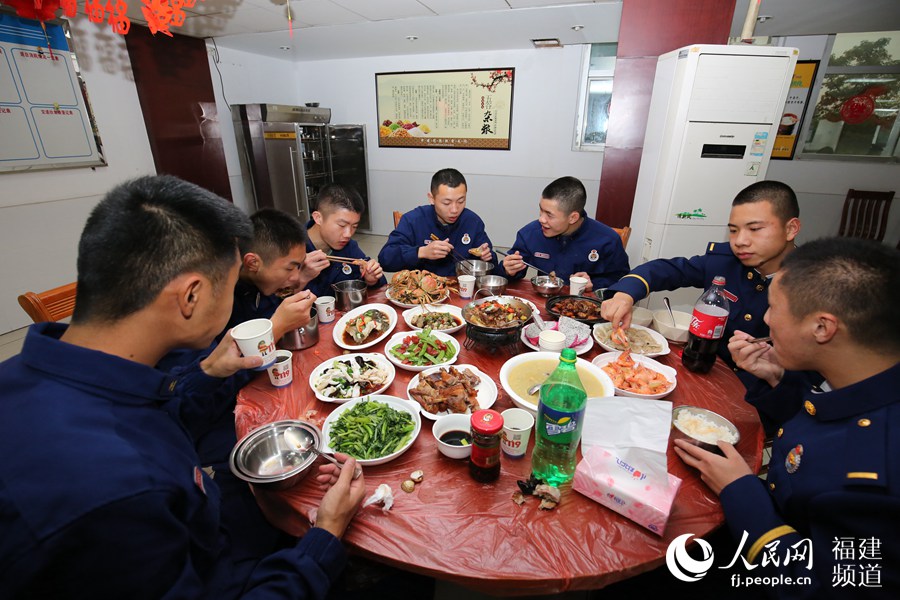 漳州消防救援支隊特勤一中隊吃年夜飯。