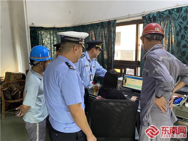 執(zhí)法人員檢查車輛裝載、配載情況.jpg