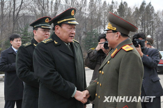 11月22日，朝鮮人民武力部部長金永春次帥（右）在平壤祖國解放戰(zhàn)爭勝利紀(jì)念塔廣場歡迎到訪的中國國務(wù)委員兼國防部長梁光烈。新華社記者姚西蒙攝