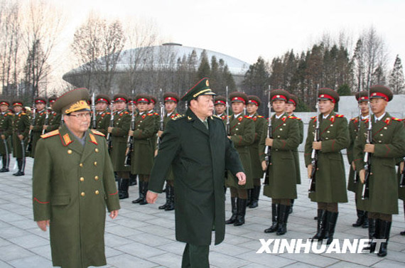 11月22日，中國國務(wù)委員兼國防部長梁光烈（右）在朝鮮人民武力部部長金永春次帥的陪同下，在平壤祖國解放戰(zhàn)爭勝利紀(jì)念塔廣場檢閱朝鮮人民軍儀仗隊(duì)。