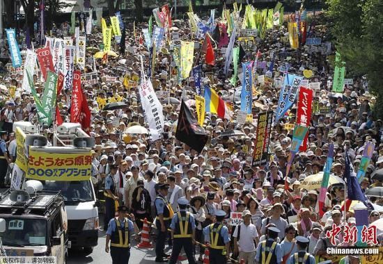 資料圖：當(dāng)?shù)貢r間7月16日，日本東京爆發(fā)“再見核電站”大集會。據(jù)主辦方透露，約有17萬人參加了此次活動。集會者呼吁關(guān)閉日本所有核電站，實現(xiàn)“無核化”。