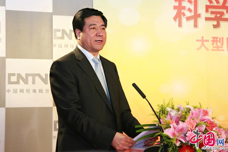  11月6日，由中央宣傳部、國家發(fā)展改革委、解放軍總政治部、北京市委主辦，中國網(wǎng)絡(luò)電視臺承辦的“科學(xué)發(fā)展　成就輝煌”大型圖片展覽網(wǎng)上展館6日起與廣大網(wǎng)友見面。圖為中宣部副部長申維辰同志講話。 中國網(wǎng) 李佳攝影