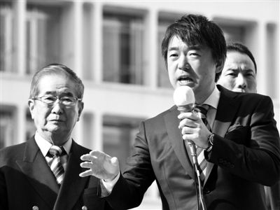 29日，日本著名極右翼分子石原慎太郎（左）和新生代右翼政客橋下徹在東京街頭演講拉票。