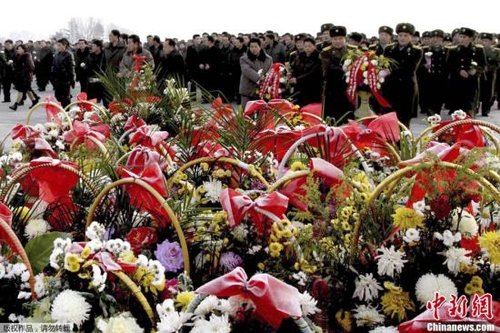 據朝中社報道，當地時間12月16日，朝鮮人民軍官兵、各階層人民和青少年學生前往萬壽臺，為朝鮮已故領導人金日成和金正日銅像獻花。據悉，12月17日是朝鮮已故最高領導人金正日逝世一周年紀念日。