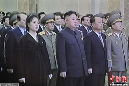 金正恩攜夫人參謁錦繡山太陽宮 向金正日致敬