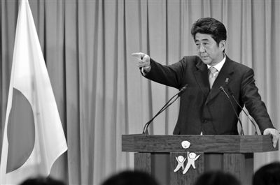 17日，東京自民黨總部大樓，安倍晉三勝選后召開新聞發(fā)布會(huì)。