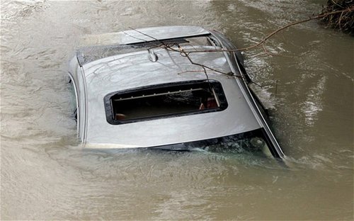 在英國(guó)艾克塞斯，一輛車被洪水淹沒。