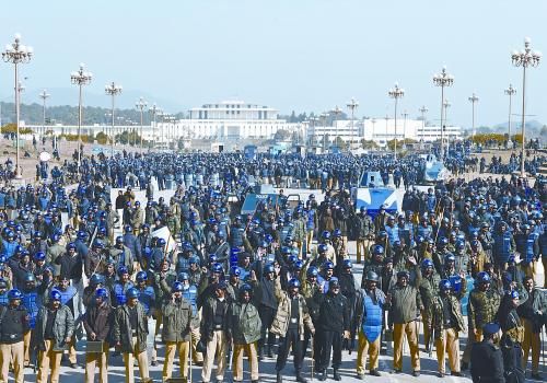 15日上午，大批警察在巴基斯坦首都伊斯蘭堡總統(tǒng)府前警戒。