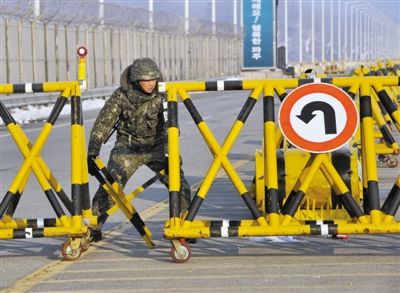 2月13日，朝韓邊境，韓國(guó)方面在通往朝鮮金剛山工業(yè)園區(qū)的韓國(guó)道路上設(shè)置路障。