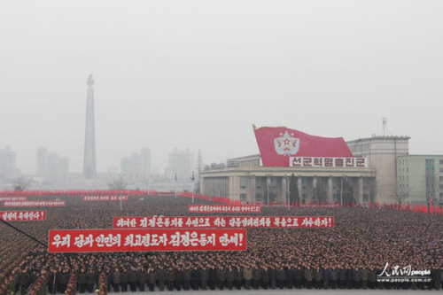 2013年2月14日，朝鮮在首都平壤的金日成廣場(chǎng)舉行了超過10萬人參加的平壤市軍民聯(lián)歡大會(huì)，慶祝第三次地下核試驗(yàn)成功。攝影：人民網(wǎng)記者 王莉