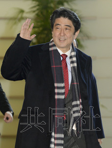 圖為2月21日上午安倍步入官邸。