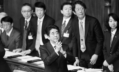 2月28日，日本首相安倍晉三（中）在國(guó)會(huì)鼓掌。他當(dāng)天說(shuō)，希望與中韓重新交好。