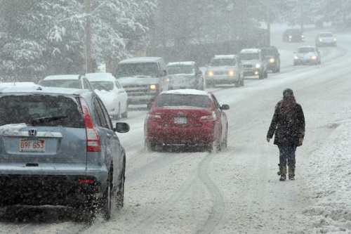 美國(guó)東部遭暴風(fēng)雪侵襲波士頓等地積雪逾30厘米