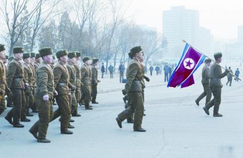 16日，一隊(duì)朝鮮士兵走過(guò)平壤街頭。