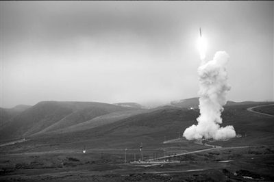 范登堡空軍基地，一枚攔截導彈發(fā)射升空。