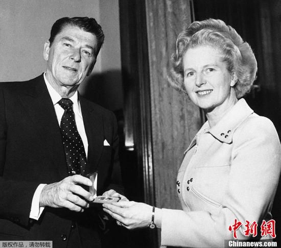 　英國“鐵娘子”、前首相撒切爾夫人8日去世，享年87歲。撒切爾夫人1979年至1990年任首相，是英國唯一一位女首相，也是英國20世紀(jì)連續(xù)執(zhí)政時(shí)間最長的首相。圖為1975年4月9日，羅納德·里根贈送撒切爾夫人（右）一枚銀制紀(jì)念章。