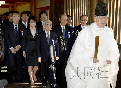 4月23日上午，跨黨派議員團體“大家參拜靖國神社國會議員會”成員參拜了靖國神社。圖中左三為會長尾辻秀久。