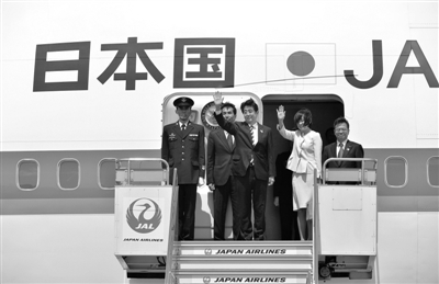 4月28日，日本首相安倍晉三攜夫人一同前往俄羅斯，交流領(lǐng)土和經(jīng)濟(jì)合作問(wèn)題。這是日本首相十年來(lái)首次正式訪問(wèn)俄羅斯。