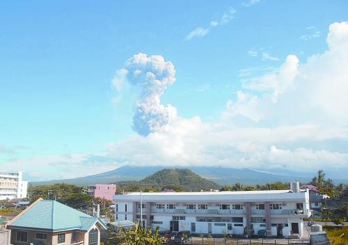 5月7日，菲律賓呂宋島東南部的馬榮火山發(fā)生噴發(fā)。據(jù)報(bào)道已造成5人死亡。