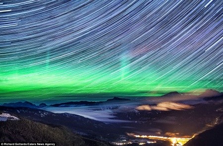 壯美極光籠罩洛基山脈滿天繁星現圓形星跡（圖）