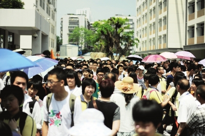 福州6萬考生昨趕考 中考首日秩序井然