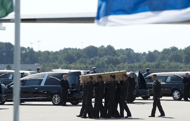 首批馬航MH17航班遇難者遺體運抵荷蘭