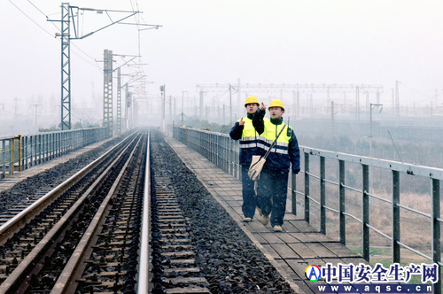 襄陽(yáng)供電段以雪為令特巡上崗保安全 (2).jpg