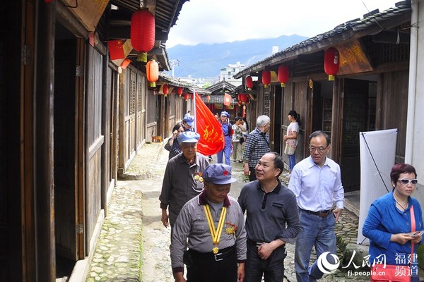 長汀縣鐘屋村紅軍街保存完好，成了紅色旅游的熱點。 吳隆重 攝