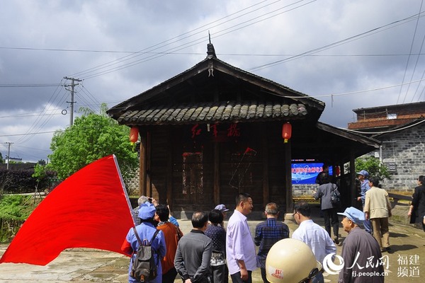 參觀長(zhǎng)汀縣鐘屋村紅軍橋，這里是當(dāng)年紅軍密切聯(lián)系群眾的歷史見(jiàn)證。 吳隆重 攝