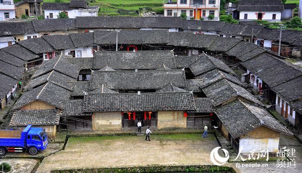 松毛嶺戰(zhàn)斗紅軍戰(zhàn)地醫(yī)院舊址——鐘屋村超坊鐘氏牛角屋。 吳隆重 攝