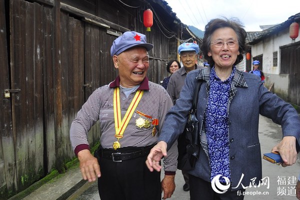 老紅軍與新四軍后代一起重走長征路。 吳隆重 攝