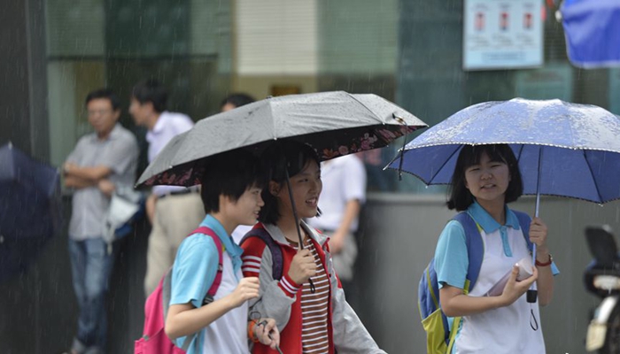 中考6月22日開(kāi)考 福州考點(diǎn)為考生提供防雨用具等服務(wù)