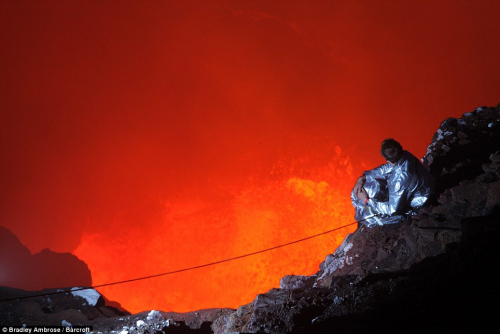 大膽人類火山口“湊熱鬧”求婚品酒賞美景（圖）（4）