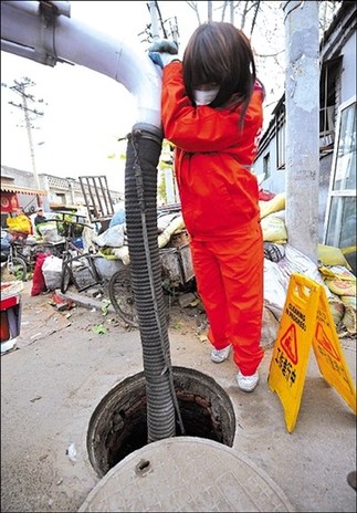 退役女兵自愿當抽糞工稱職業(yè)沒有貴賤之別（圖）