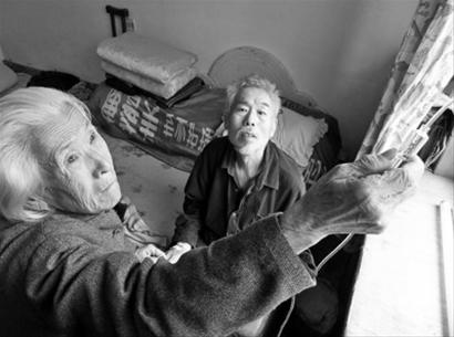 　　李功捷在家里打著點(diǎn)滴，已經(jīng)80歲的母親李淑芳說，就算是到了100歲也要照顧好這個兒子。 記者 王迪 攝