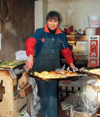 女子身兼數(shù)職供繼子讀書 丈夫去世后不離不棄