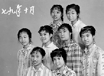 1979年10月，這一次，變化悄悄顯現(xiàn)，有人燙起了新潮的發(fā)型，梳起了卷卷的劉海。