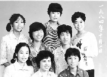 　1984年10月1日，不知是不是短發(fā)流行，女孩們形象大變，8個(gè)人中有6個(gè)剪短了頭發(fā)。