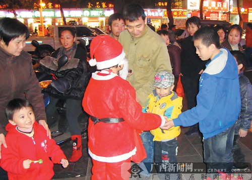 小嘉璐正在街上派送禮物。 記者 趙敏攝