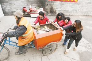 　■熱心人士幫大媽推車。 　