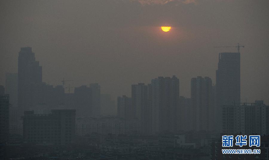 （晚報）霧霾中的落日