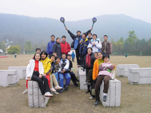 　　高一時，全班去太子灣公園玩。右二穿著黃色衣服的是張京。左上中間穿著黑衣服的女孩是也進了外交部的趙婷，圍紅色格子圍巾的是胡躍波老師。圖片由胡躍波老師提供src=