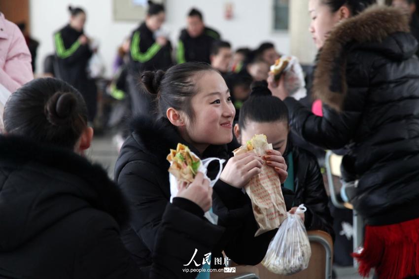 2014年2月17日，山東濱州，背著大包小包的藝考考生在濱州學院報名點候考。