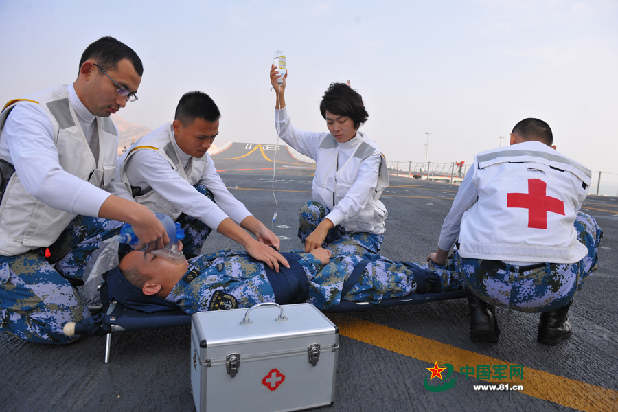 遼寧艦女艦員任穎琦參加戰(zhàn)傷救護演練。本網通訊員 張凱 攝