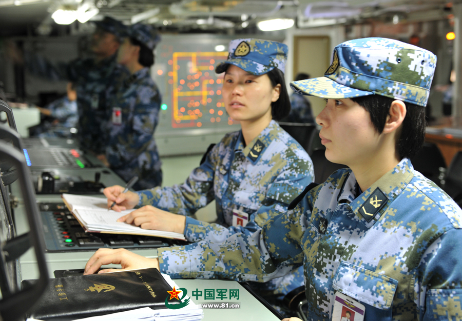 女艦員在機電集控室里值班。本網(wǎng)通訊員 王松岐 攝